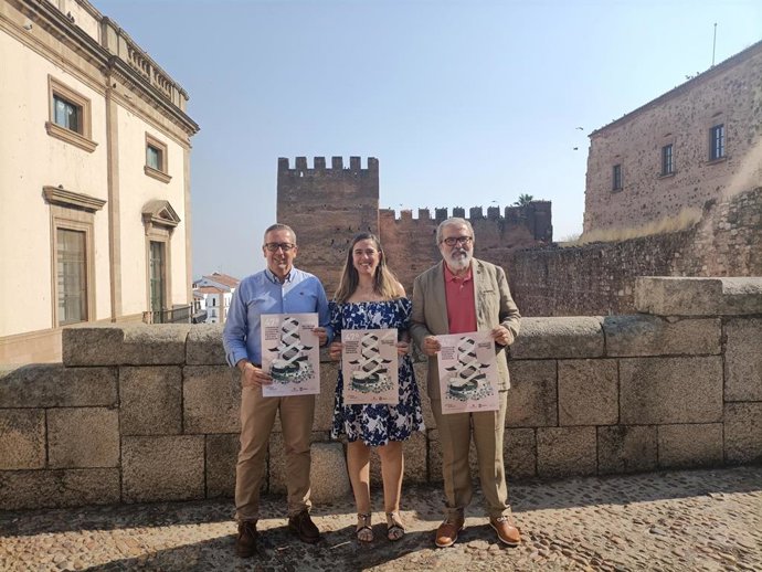 El alcalde en funciones de Cáceres, Emilio Borrega, la científica Guadalupe Sabio y el presidente de la AECC Cáceres, Pedro Pastor.