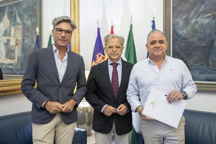 Salvador Fuentes (centro), entre Andrés Lorite y Francisco Javier Ruiz, tras la firma del convenio.