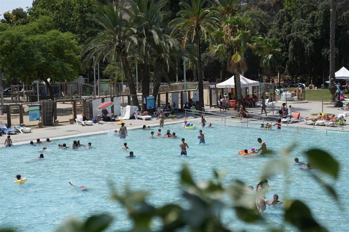Archivo - Una piscina municipal de Barcelona