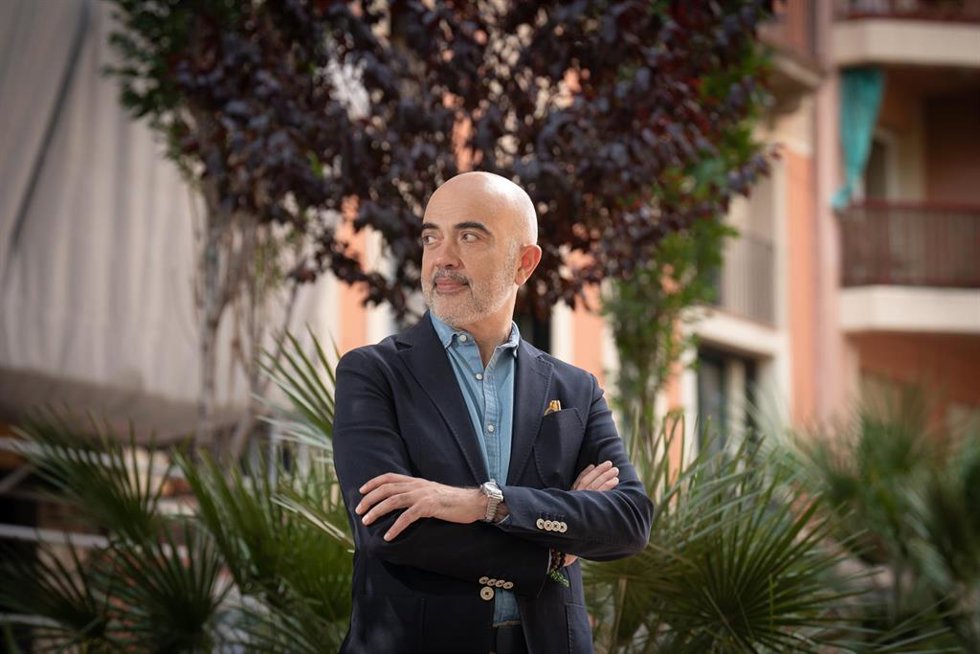 Archivo - El líder del Partido Popular en el Ayuntamiento de Barcelona, Daniel Sirera, posa para Europa Press en Sant Antoni, a 30 de junio de 2023, en Barcelona, Catalunya (España)