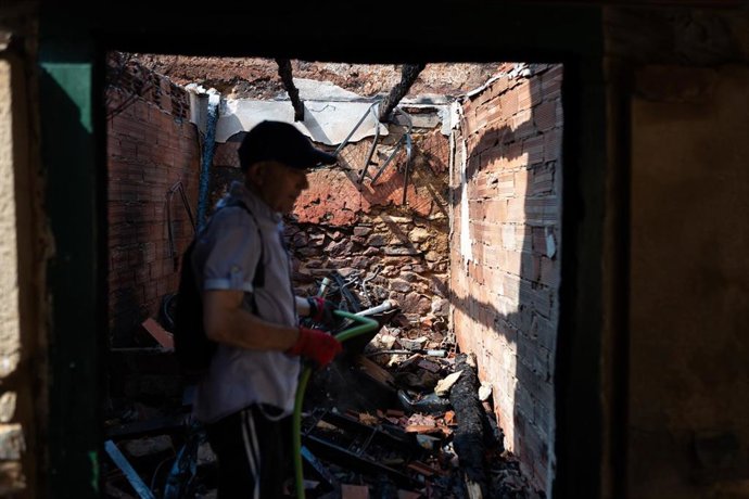 Vivienda devastada por las llamas en Carracedo de Vidriales.