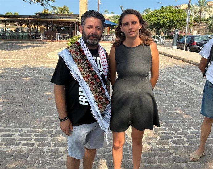 La coordinadora de Podemos Baleares, Lucía Muñoz, y el coordinador de la Global Sumud Flotilla, Saif Abukeshek