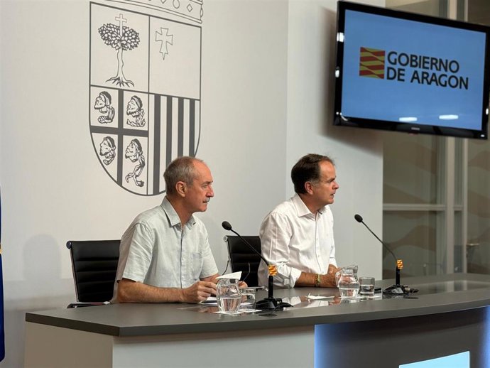 El director general de Interior y Emergencias del Gobierno de Aragón, Miguel Ángel Clavero, y el consejero de Hacienda, Interior y Administración Público, Roberto Bermúdez de Castro.