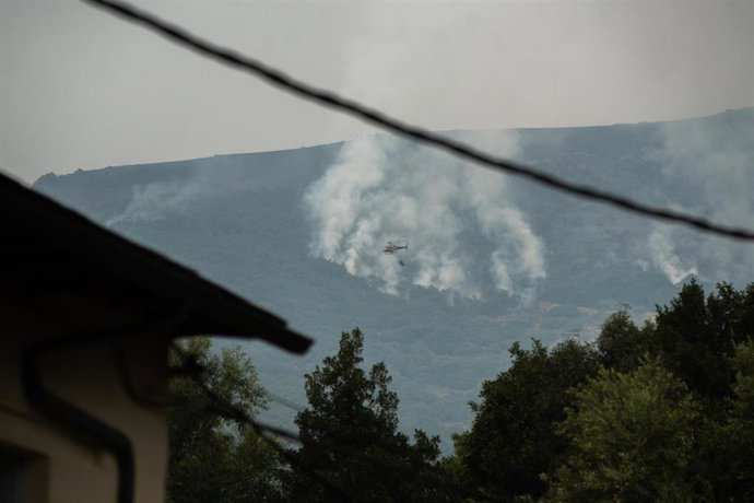 Un helicóptero colabora con la extinción del fuego, a 19 de agosto de 2025, en Sanabria, Zamora, Castilla y León (España)