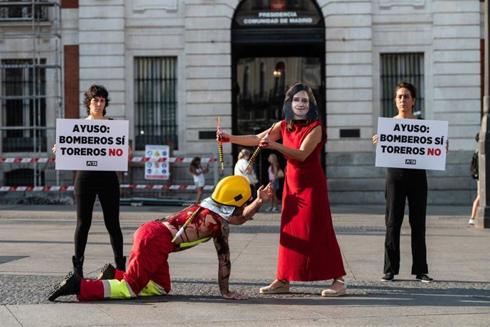 Activistas animalistas critican a la presidenta, Isabel Díaz Ayuso.