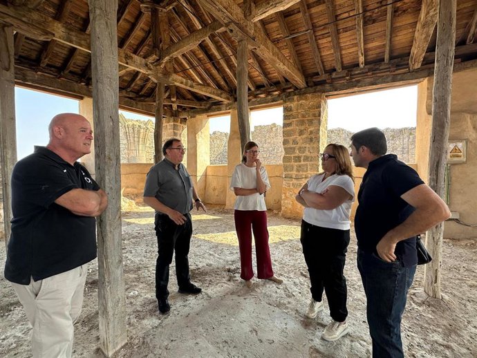 La viceconsejera de Cultura y Deportes, Carmen Teresa Olmedo, en la iglesia parroquial de Almonacid de Zorita, ubicada en la provincia de Guadalajara.