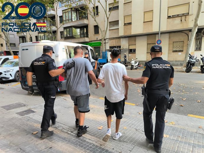 Dos de los detenidos, conducidos por agentes.