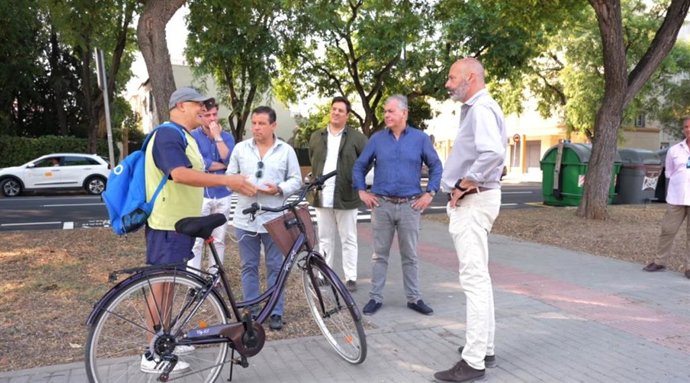 El alcalde de Sevilla, José Luis Sanz, en su visita al reasfaltado de la Avenida República de China.