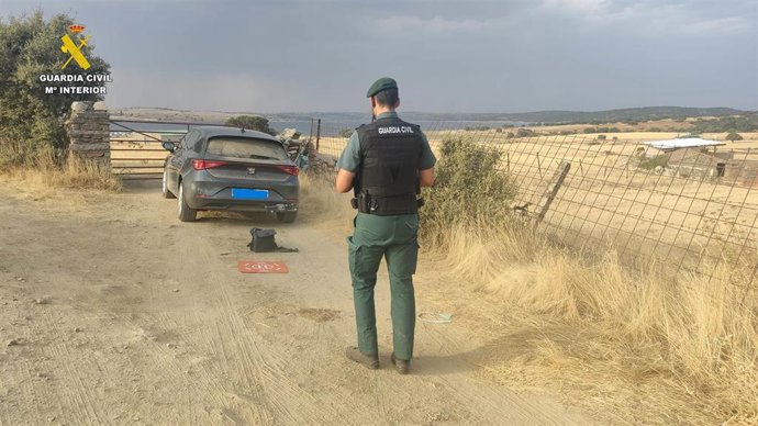 La Guardia Civil finaliza su operativo en la 'rave' de Salvatierra de Tomes con su desalojo total.