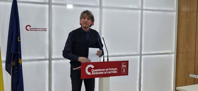 Archivo - El secretario general del PSCyL, Carlos Martínez, atiende a los medios en una imagen de archivo.