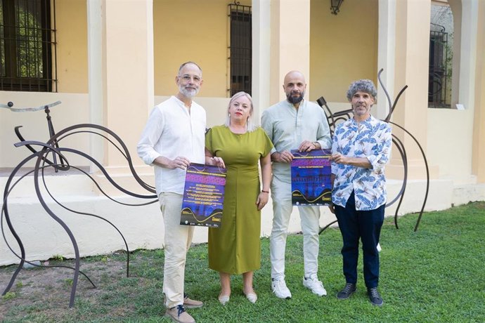 El secretario general de Cultura, Francisco Palomino; la diputada provincial María Toscano; el alcalde de Hoyos,  Óscar Antúnez, y el director del Festival Cla-cón , Javier Uriarte.
