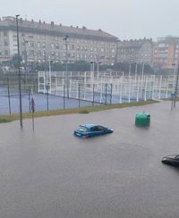 Más de 30 vehículos afectados por el agua en la calle Julio de Pablo de Maliaño tras las lluvias torrenciales