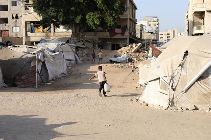 Imagen de archivo de un niño con una garrafa de agua en Gaza.