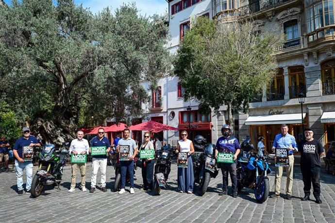 Presentación del II Trofeo Ciutat de Palma de Mototurismo, celebrada en la plaza de Cort
