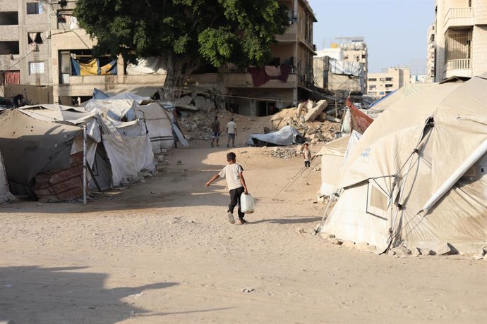 Imagem de arquivo de uma criança com uma jarra de água em Gaza.