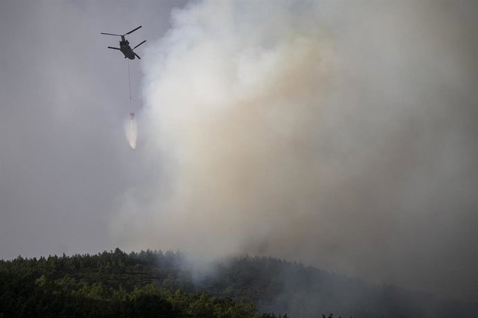 Un helicóptero colabora en las labores de extinción, a 20 de agosto de 2025, en Boca de Huérgano, León, Castilla y León (España)