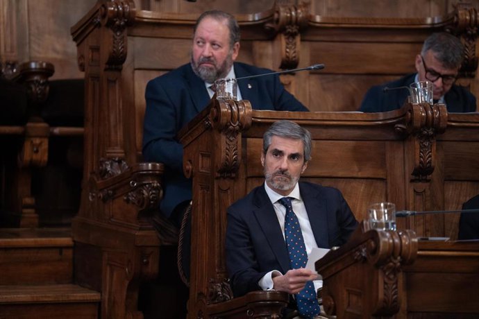 Archivo - El presidente de VOX en el Ayuntamiento de Barcelona, Gonzalo de Oro-Pulido, durante un pleno en el Ayuntamiento de Barcelona, a 28 de marzo de 2025, en Barcelona, Catalunya (España)