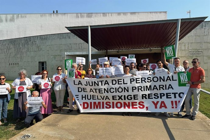 Concentración este jueves en San Juan del Puerto (Huelva) contra las agresiones a sanitarios tras la agresión a profesionales del centro de salud.