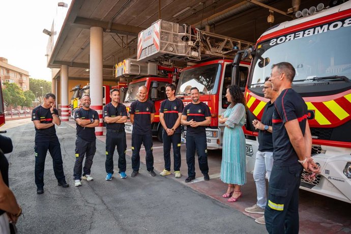 La alcaldesa de Almería despide a los bomberos voluntarios que acuden a Cáceres para colaborar en la lucha contra incendios.