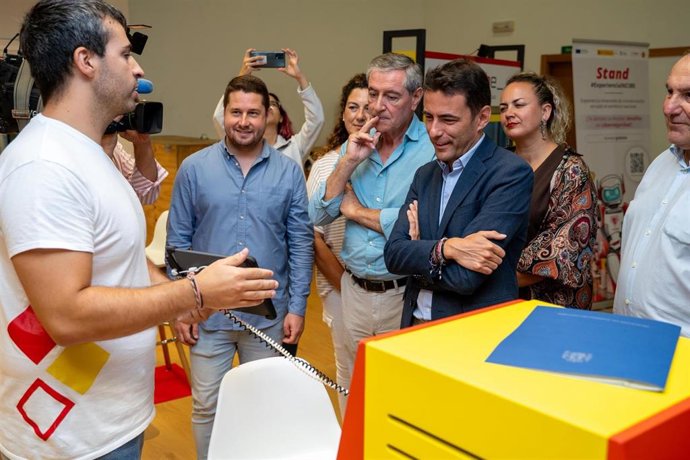 El delegado del Gobierno en Cantabria, Pedro Casares, y el alcalde de Suances, Andrés Ruiz Moya, visitan el stand de INCIBE