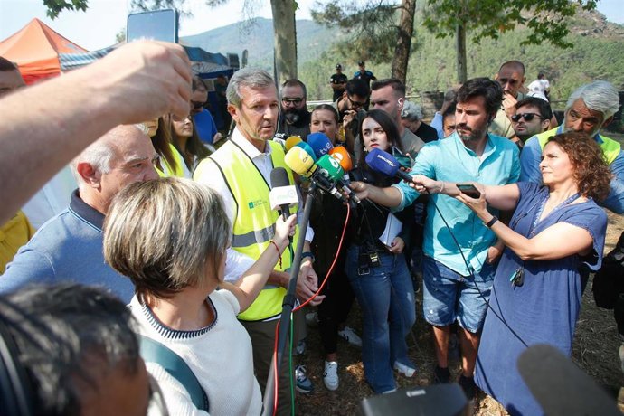 El presidente de la Xunta, Alfonso Rueda, atiende a los medios de comunicación, tras visitar Quiroga.