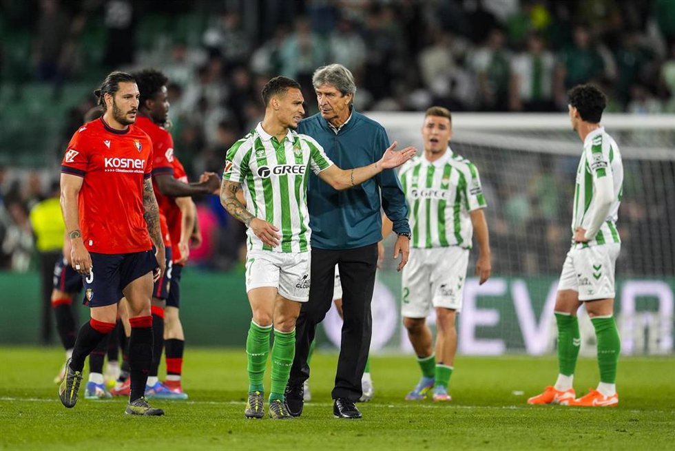 Archivo - El entrenador del Real Betis, Manuel Pellegrini, junto a Antony en un partido de Liga.