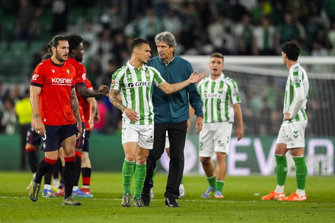 Archivo - Manuel Pellegrini, head coach of Real Betis, and Antony Matheus dos Santos of Real Betis gestures during the Spanish league, LaLiga EA Sports, football match played between Real Betis and CA Osasuna at Benito Villamarin stadium on May 11, 2025, 