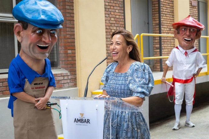 La alcaldesa de Zaragoza, Natalia Chueca, con el nuevo cabezudo de la comparsa de San José que homenajea al primer maestro cervecero de La Zaragozana, Charles Schlaffer