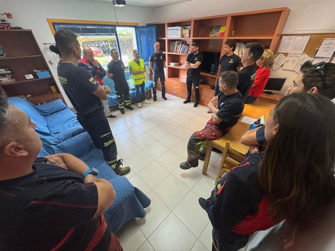 La dotación del Consorcio Provincial de Bomberos desplazada a Ourense recibe la visita del presidente de la Diputación de esta provincia gallega, Luis Menor. 