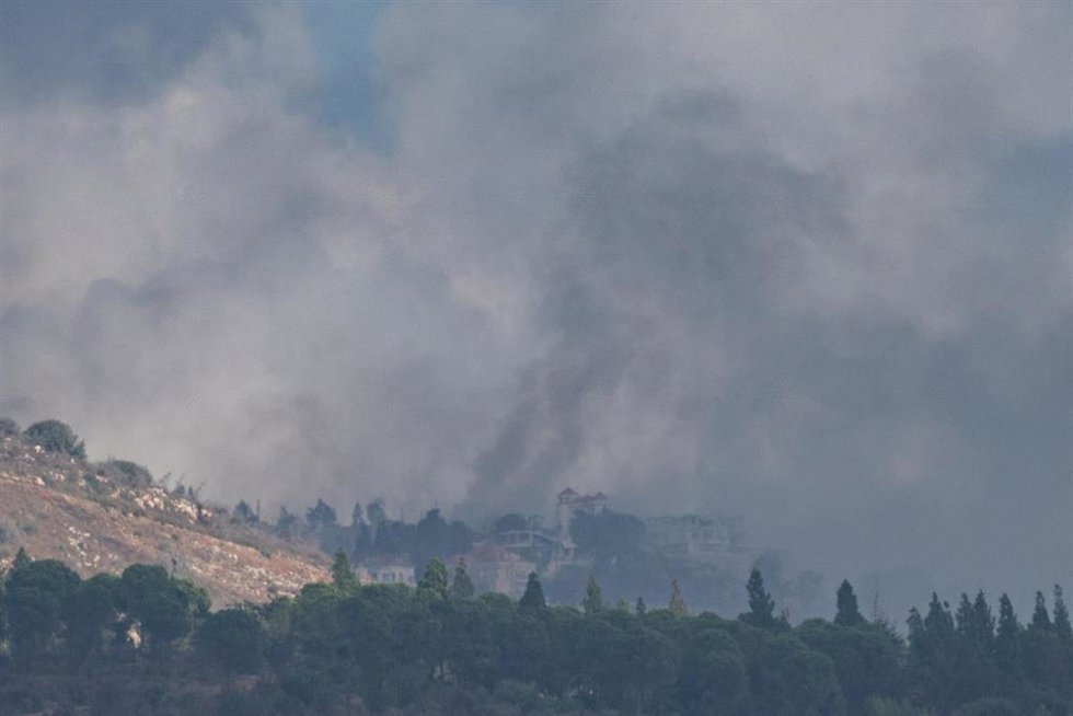Archivo - Una coluumna de humo tras un ataque del Ejército de Israel contra el sur de Líbano