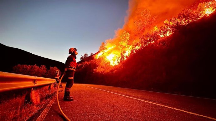 Imagen de un bombero de la Diputación de Alicante trabajando en el incendio de León