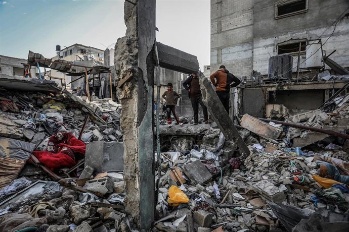 Archivo - Palestinos buscan sus bienes entre los restos de un edificio destruido por el Ejército de Israel en la ciudad de Jan Yunis, en el sur de la Franja de Gaza (archivo)