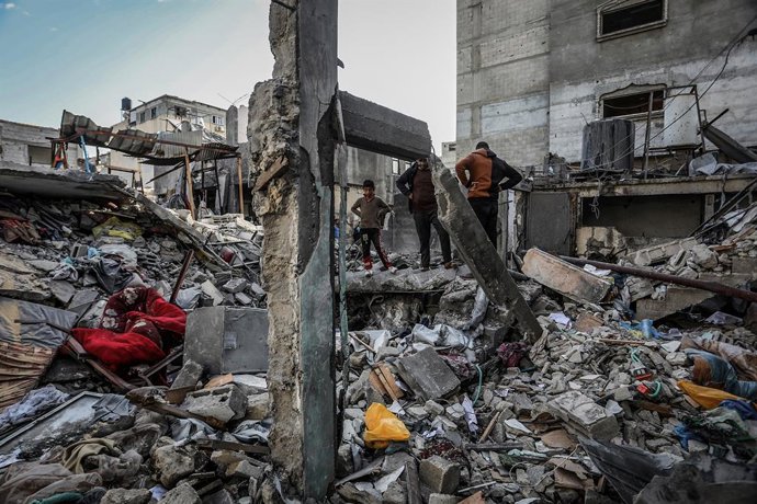 Archivo - Arquivo - Palestinos procuram seus pertences nos destroços de um prédio destruído pelo exército israelense na cidade de Khan Younis, no sul da Faixa de Gaza (arquivo).