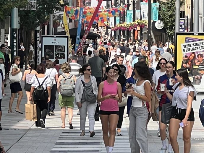 Visitantes en el centro de Escaldes-Engordany este verano