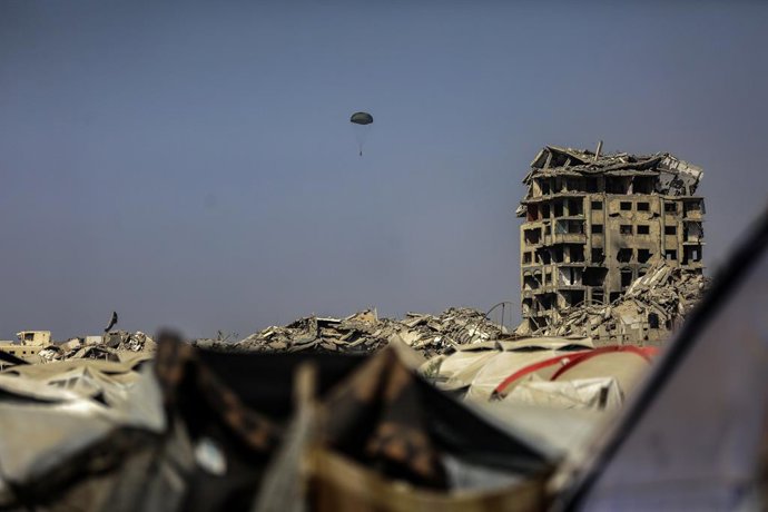 GAZA, 16 de agosto de 2025 -- Esta foto mostra um lançamento aéreo de ajuda alimentar para a área sudanesa no noroeste da cidade de Gaza, em 15 de agosto de 2025.