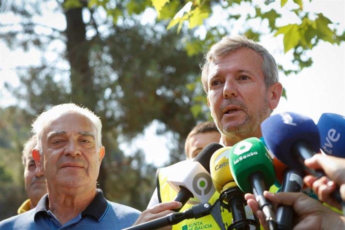 El presidente de la Xunta, Alfonso Rueda, atiende a los medios de comunicación tras una visita al puesto de mando avanzado de Quiroga.