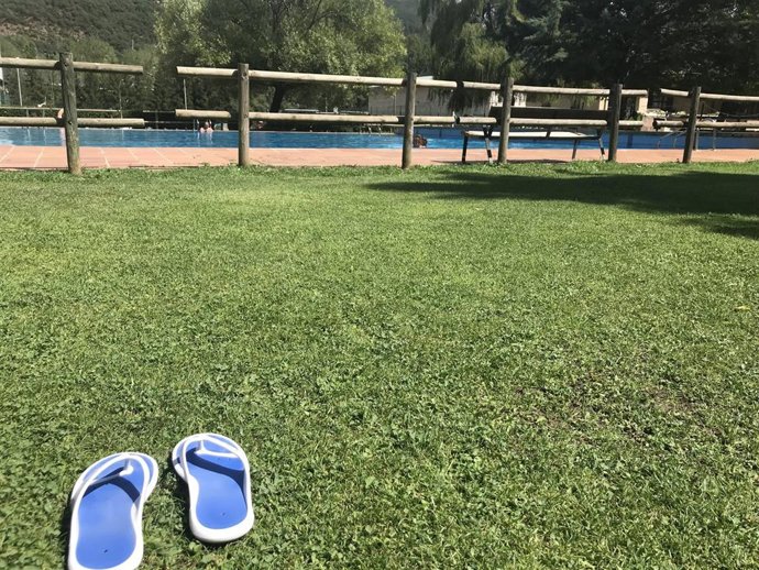Archivo - Chancletas en una piscina