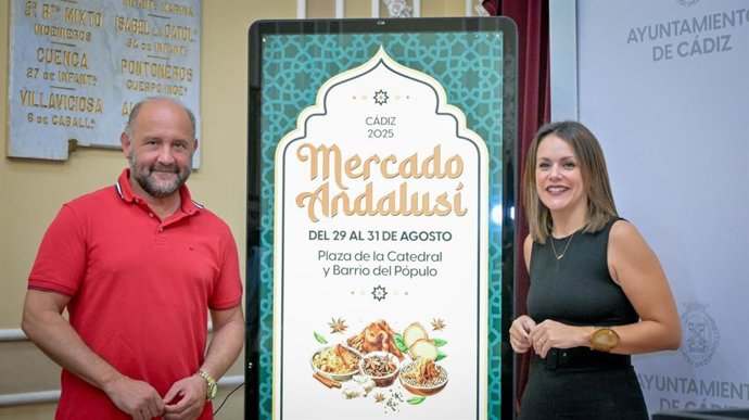 La teniente de alcalde delegada de Turismo, Fiestas y Comercio del Ayuntamiento de Cádiz, Beatriz Gandullo, y el vicepresidente primero de la Diputación Provincial de Cádiz, Juan José Ortiz, presentando el Mercado Andalusí de Cádiz