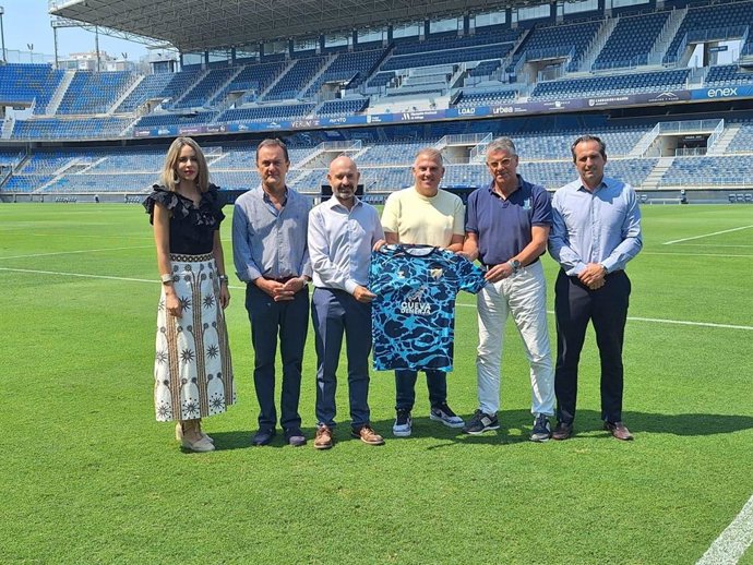 Presentan la camiseta prepartido del Málaga CF con el logo de Cueva de Nerja.