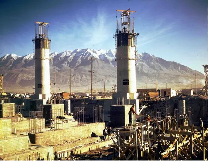 A usina Geneva Steel em construção em 1942 em Vineyard, Utah. Antes de seu fechamento em 2001, a usina era uma das maiores poluidoras de Utah.