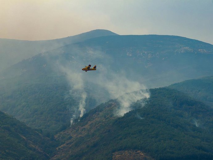 Un hidroavión colabora en las labores de extinción del fuego, a 20 de agosto de 2025, en Jerte, Cáceres, Extremadura (España). El viento, que podría registrar rachas importantes, dificultará las labores de extinción del incendio en Jarilla (Cáceres), mien