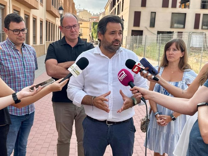 El presidente del Partido Popular de Castilla-La Mancha, Paco Núñez, en Almansa junto al portavoz municipal del PP en la localidad, Javier Sánchez Roselló.