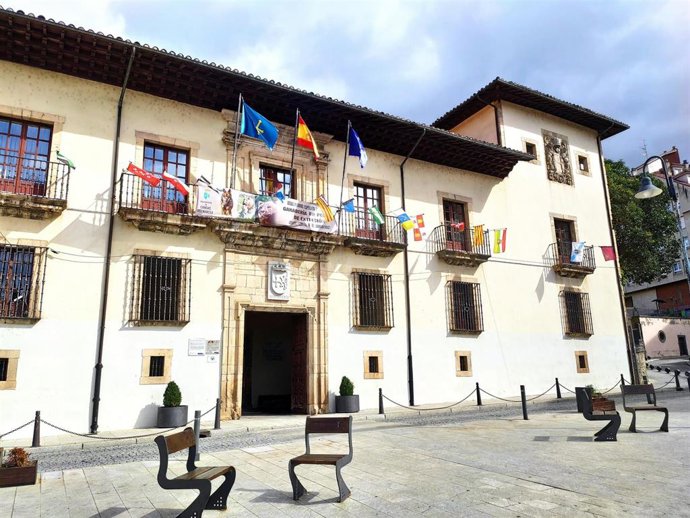 Archivo - Calles de Cangas del Narcea con terrazas hosteleras. Plaza del Ayuntamiento. 