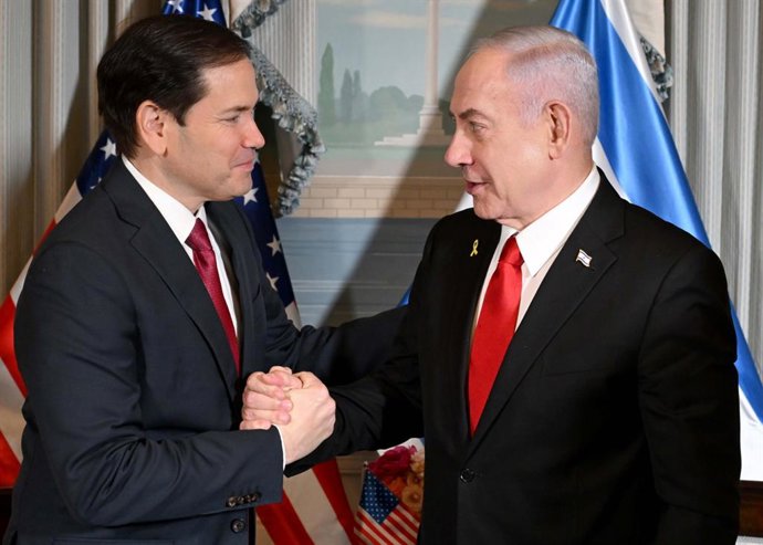 Archivo - HANDOUT - 08 de julho de 2025, EUA, Washington: O primeiro-ministro israelense, Benjamin Netanyahu, cumprimenta o secretário de Estado dos EUA, Marco Rubio, antes de sua reunião para conversas bilaterais na Blair House. Foto: Avi Ohayon/GPO/dpa 