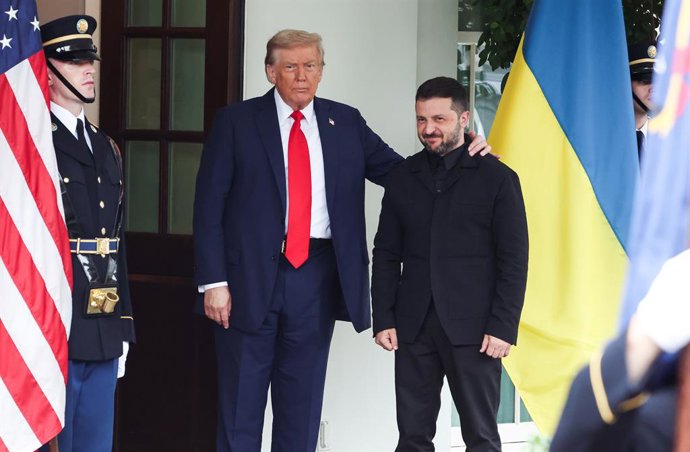 18 de agosto de 2025, EUA, Washington: O presidente dos EUA, Donald Trump (à esq.), recebe o presidente ucraniano Volodymyr Zelensky do lado de fora da ala oeste da Casa Branca antes da reunião com os líderes europeus. Foto: Samuel Corum/PA Wire/dpa