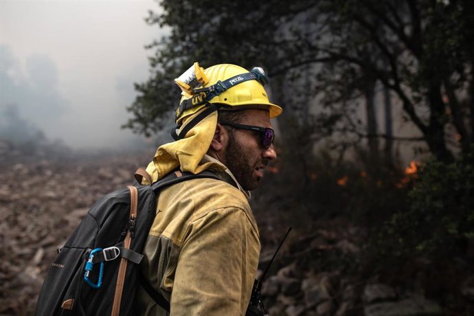 Archivo - Un bombero trabaja en la extinción del incendio en la Sierra Culebra , a 16 de junio de 2022, en Zamora, Castilla y León, (España).