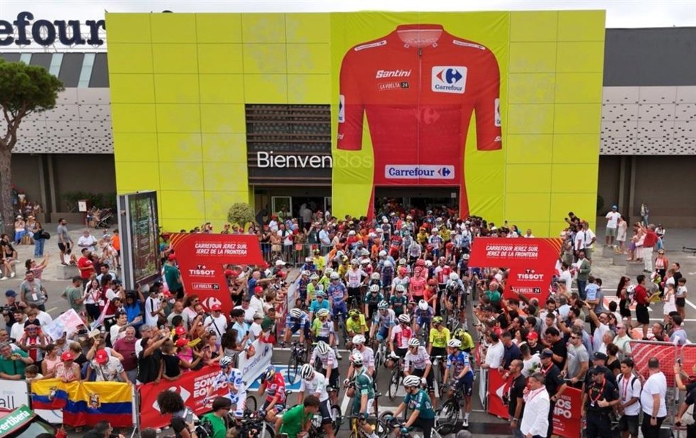 Icónica imagen de La Vuelta saliendo desde el interior de Carrefour.