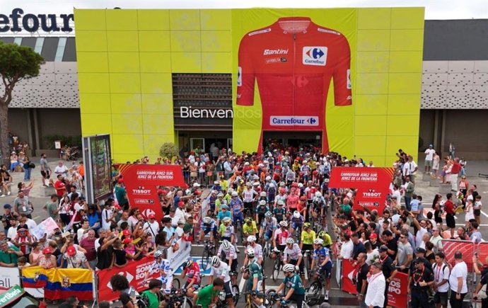 Icónica imagen de La Vuelta saliendo desde el interior de Carrefour.