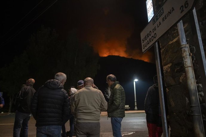Varias personas observan el incendio, a 20 de agosto de 2025, en Boca de Huérgano, León, Castilla y León (España). 