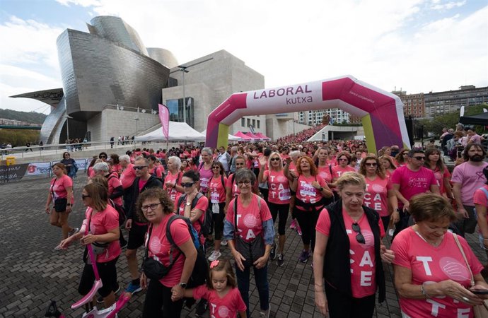 Archivo - IX edición de la Carrera/marcha solidaria contra el cáncer de mama, a 6 de octubre de 2024, en Bilbao (archivo)